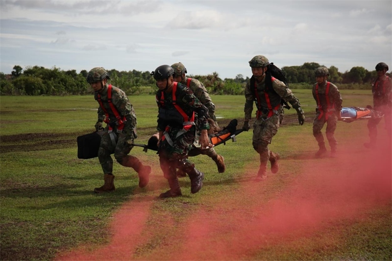 中印尼雙方空降兵隊(duì)員空降至指定地域后，迅速展開(kāi)“傷病員”救治和轉(zhuǎn)移。段江山攝