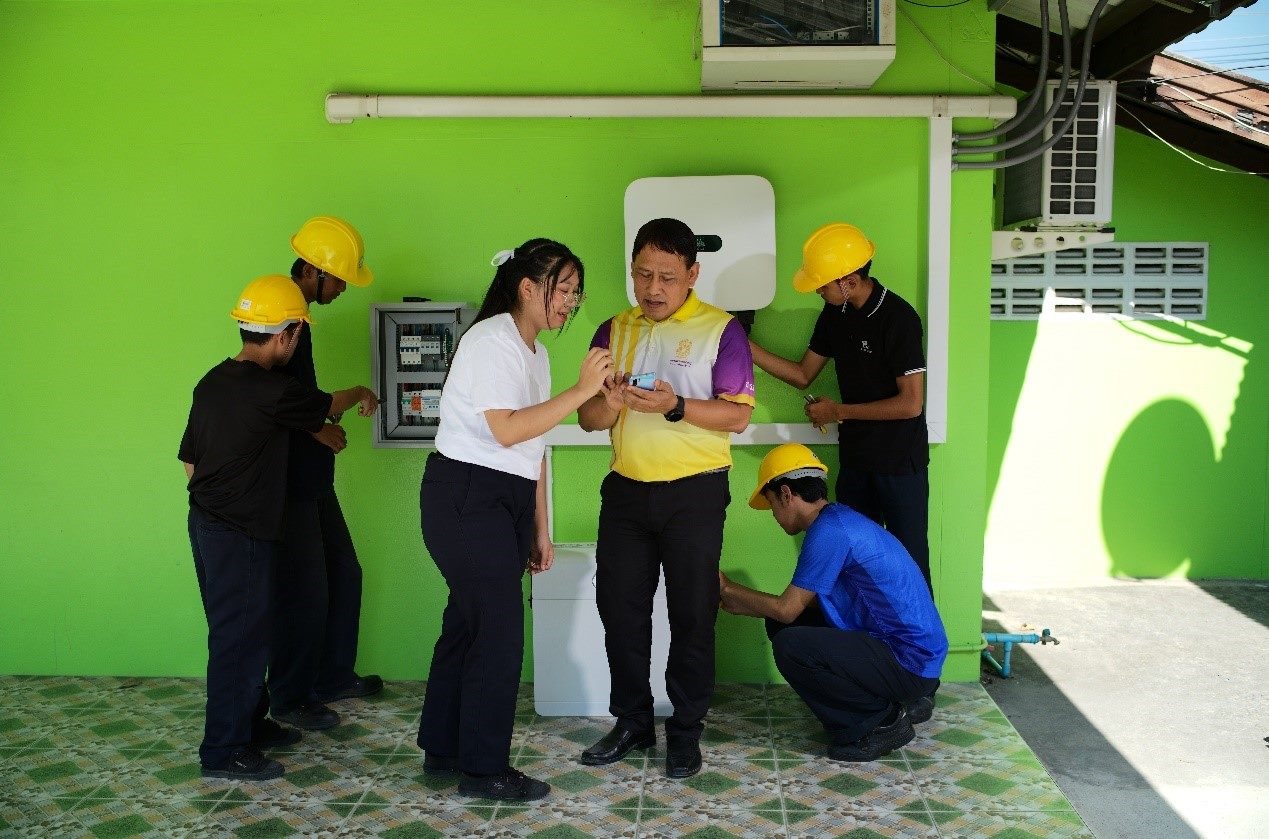 工作人員為當?shù)靥﹪蠋熤v解說明。主辦方供圖