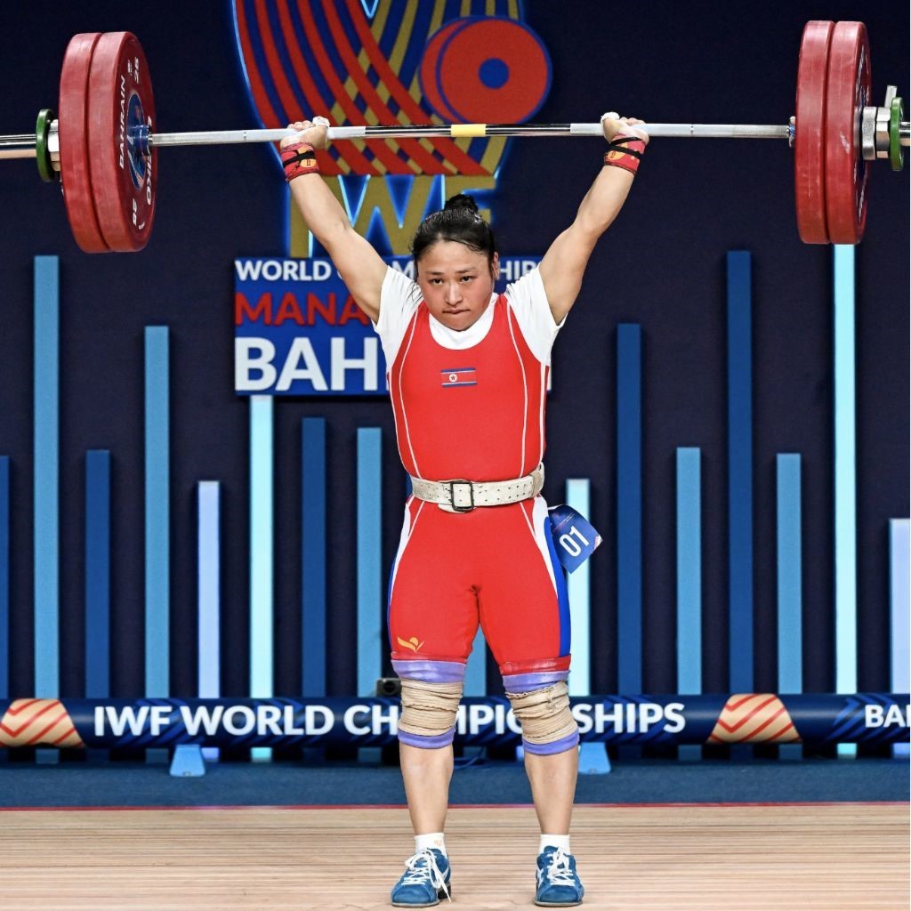 圖為李盛金在比賽中。圖片來(lái)源于國(guó)際舉重聯(lián)合會(huì)官網(wǎng)