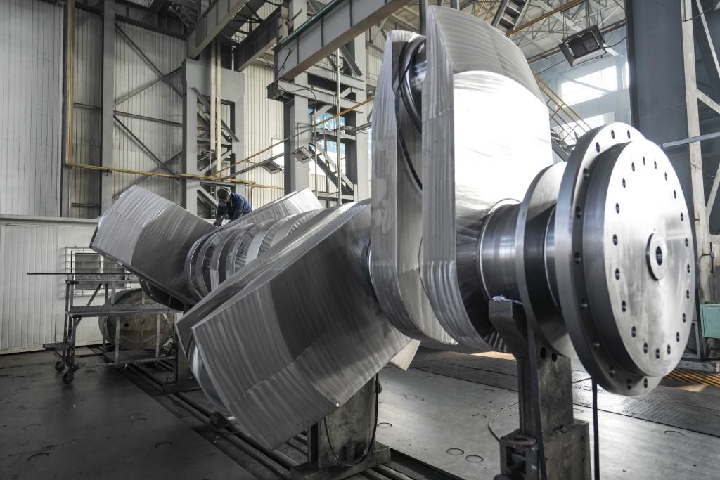 2024年1月11日，工人在大連華銳船用曲軸有限公司加工車間加工產(chǎn)品。新華社記者 潘昱龍 攝