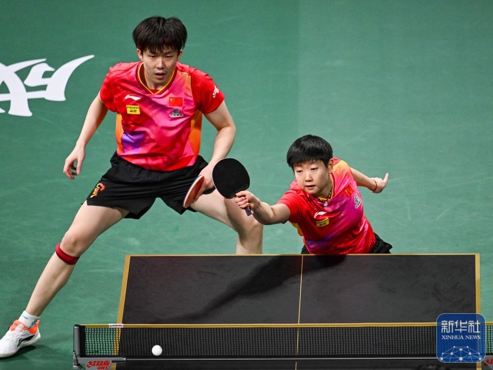 ↑中國隊(duì)組合王楚欽/孫穎莎（右）在混雙比賽中。新華社記者 王曦 攝