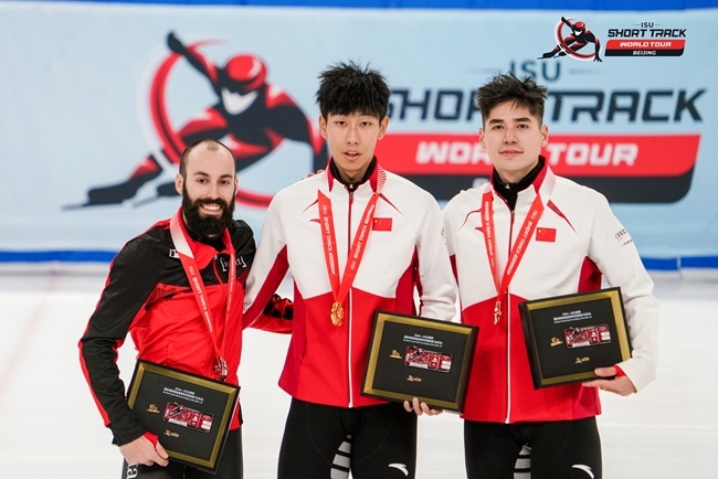 男子500米頒獎(jiǎng)儀式，中國(guó)選手孫龍(中)奪得冠軍，加拿大選手杜博伊斯(左)獲得亞軍，中國(guó)選手劉少昂獲得季軍。賽事組委會(huì)供圖