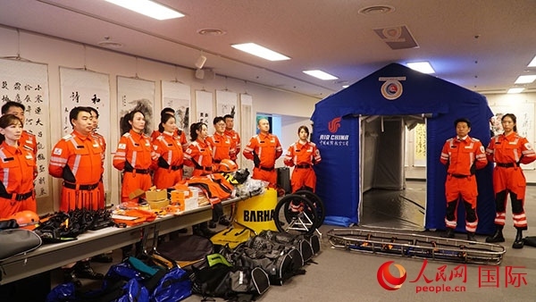 國(guó)航日韓支社捐贈(zèng)的專業(yè)救援裝備。人民網(wǎng) 蔣曉辰攝