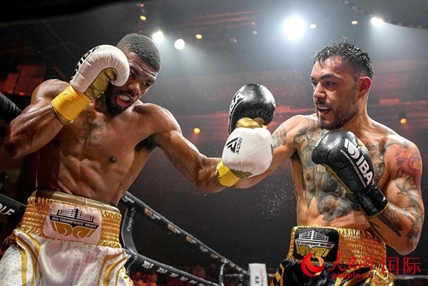 來自剛果民主共和國的帕特里克·穆卡拉（右）獲得了非洲80公斤級冠軍。人民網(wǎng) 塔里克·易卜拉欣攝