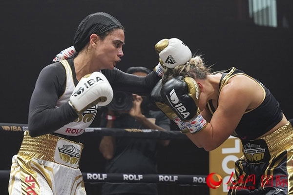 來自伊朗和羅馬尼亞的女選手進(jìn)行了墊場賽。人民網(wǎng) 塔里克·易卜拉欣攝