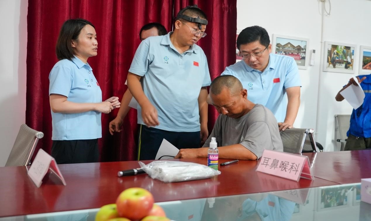 醫(yī)療隊(duì)專(zhuān)家診療現(xiàn)場(chǎng)。中國(guó)土木供圖