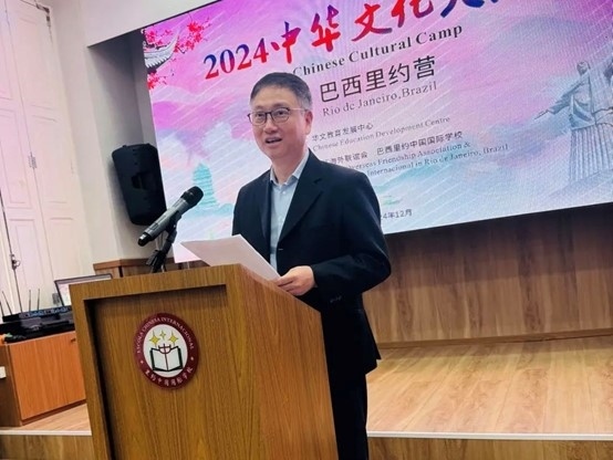 里約中國國際學(xué)校代董事長尹霄敏在閉營儀式上致辭?；顒又鬓k方供圖