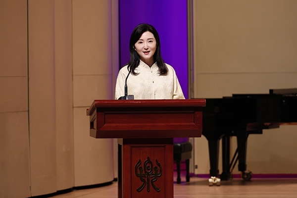 中央音樂學(xué)院黨委書記、中國民族管弦樂學(xué)會胡琴專業(yè)委員會會長于紅梅致辭。中國民族管弦樂學(xué)會胡琴專業(yè)委員會供圖