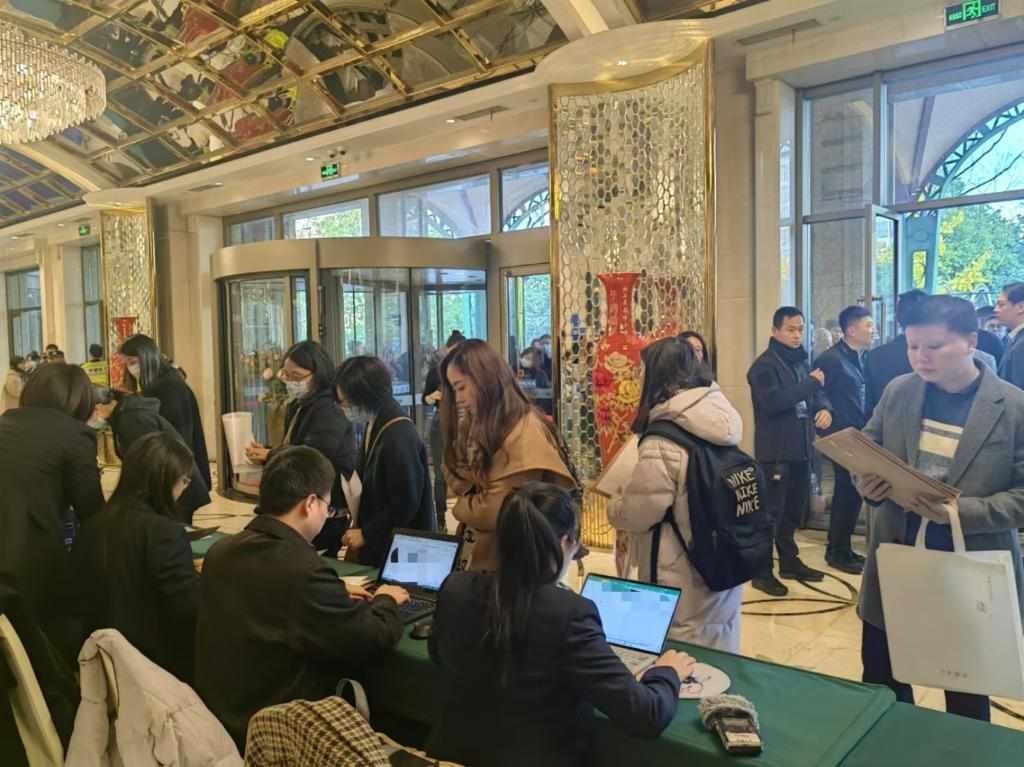 12月12日，第十批國家組織藥品集中帶量采購現(xiàn)場。新華社記者龔雯 攝