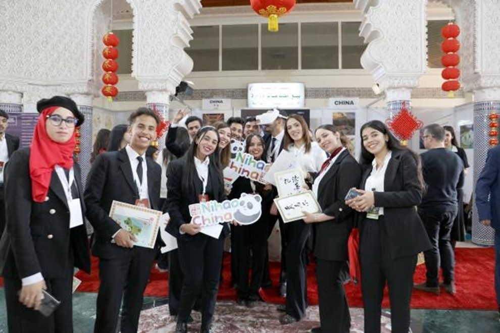 當?shù)孛癖娛殖帧澳愫茫≈袊笔峙坪嫌?。拉巴特中國文化中心供圖