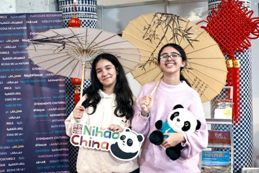 兩名女孩在合影。拉巴特中國文化中心供圖