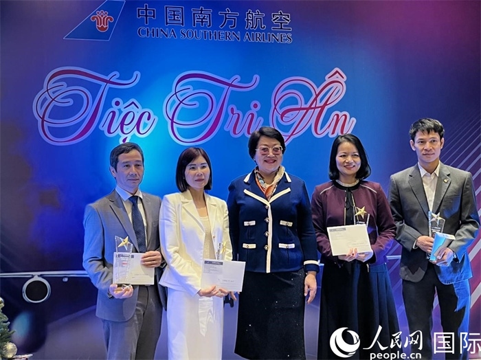 中越航司界代表在交流會(huì)上合影。人民網(wǎng)記者 楊曄攝