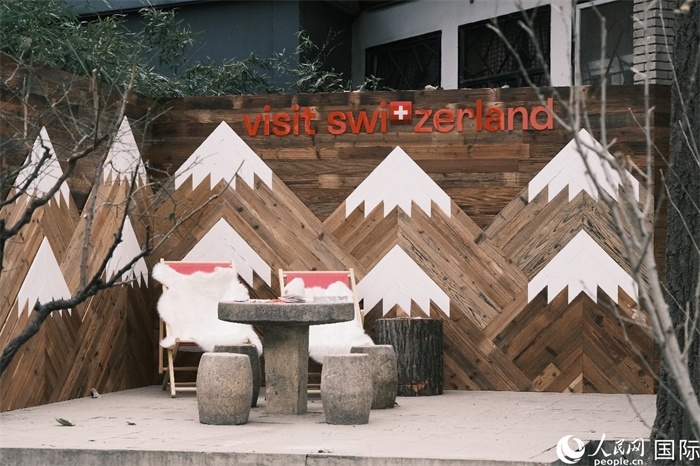 瑞士小木屋一隅，靜謐中散發(fā)出阿爾卑斯的冬日溫情。人民網(wǎng) 實(shí)習(xí)生黃睿攝