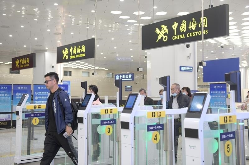 △2024年2月29日，旅客從橫琴口岸過關(guān)。