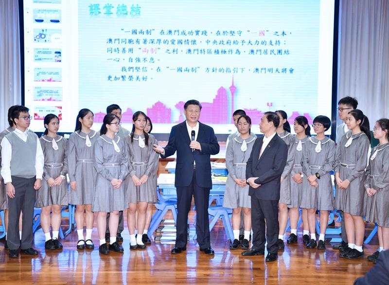 △2019年12月19日，在濠江中學(xué)附屬英才學(xué)校觀摩以“‘一國兩制’與澳門”為題的中國歷史公開課后，習(xí)近平主席走到學(xué)生中間即席發(fā)表重要講話。