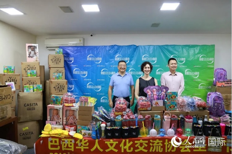 中國駐里約熱內(nèi)盧總領(lǐng)館副總領(lǐng)事王尉育（右）、里約慈善協(xié)會主席保拉·菲格雷多（中）、巴西華人文化交流協(xié)會主席上官建峰（左）出席捐贈活動并致辭。人民網(wǎng)記者 陳海琪攝