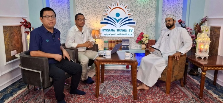 牛曉兵主任參與當?shù)仉娨暸_訪談。中國援桑醫(yī)療隊供圖