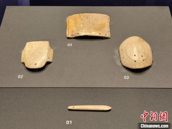 12月14日，“文明先鋒—凌家灘文化玉器展”在故宮博物院文華殿開(kāi)幕。圖為展覽現(xiàn)場(chǎng)的玉龜、玉版和玉簽。 中新社記者 應(yīng)妮 攝