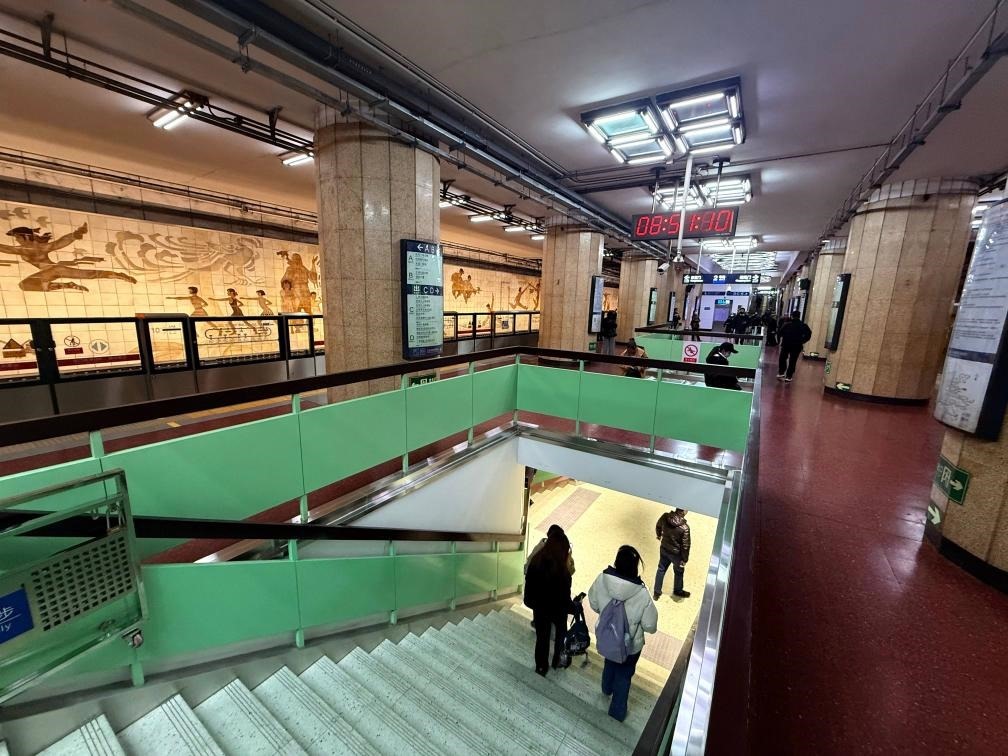 乘客從北京地鐵2號(hào)線東四十條站走“站中站”換乘地鐵3號(hào)線。新華社記者張驍 攝