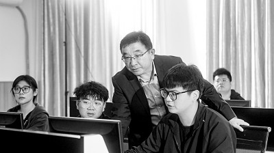 于濤教授對團(tuán)隊(duì)成員進(jìn)行技術(shù)指導(dǎo)。資料圖片