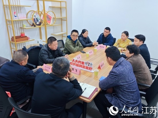 “紅興會(huì)客廳”，一場(chǎng)助企紓困協(xié)調(diào)會(huì)正在進(jìn)行。人民網(wǎng) 徐晨曦?cái)z