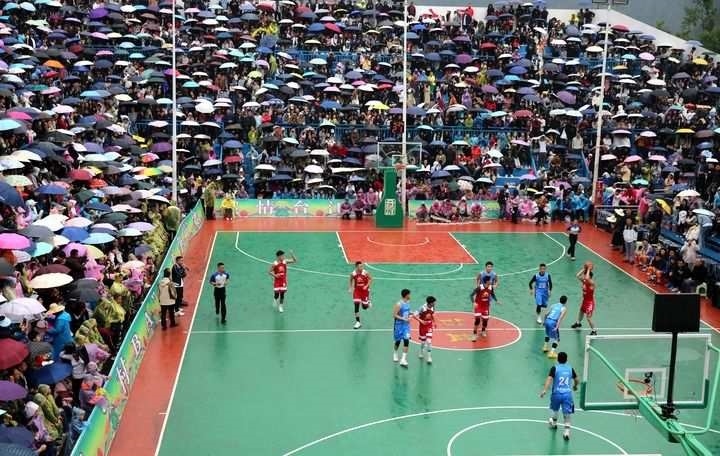 2024年5月1日，人們?cè)谫F州省黔東南苗族侗族自治州臺(tái)江縣臺(tái)盤鄉(xiāng)臺(tái)盤村觀看“村BA”球王爭(zhēng)霸賽。 新華社發(fā)（余天英 攝）