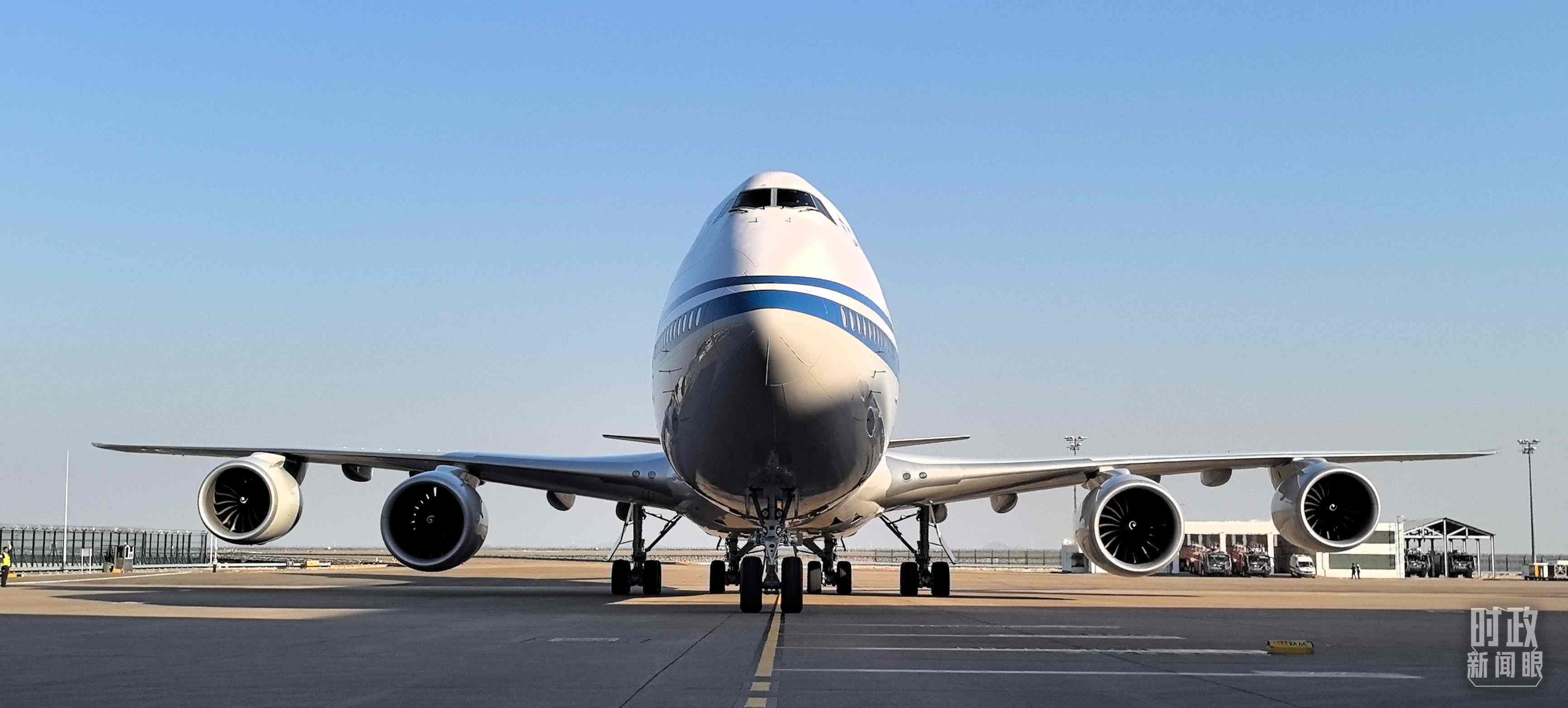 △習(xí)主席專機抵達澳門國際機場。（總臺央視記者王子杭拍攝）