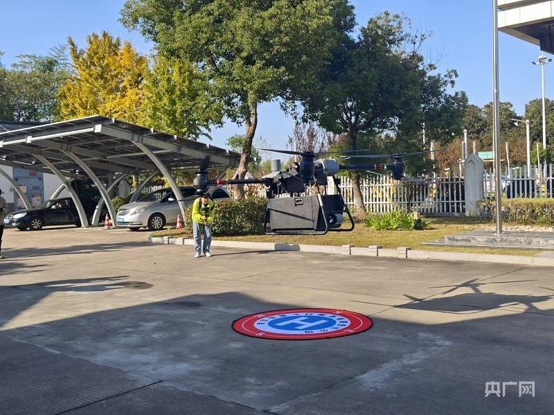 南京殷巷收費(fèi)站裝載500張通行卡的無人機(jī)起飛（央廣網(wǎng)記者 王錫斐 攝）