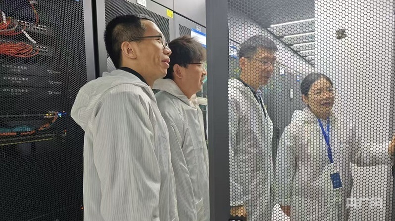 陳平平和團(tuán)隊(duì)在實(shí)驗(yàn)室設(shè)備機(jī)房開展創(chuàng)新網(wǎng)絡(luò)測試驗(yàn)證（央廣網(wǎng)記者 王錫斐 攝）