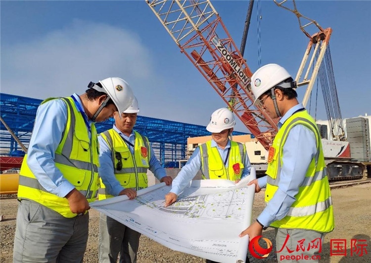 管理團隊現(xiàn)場查看項目進展。人民網(wǎng)記者 管克江攝