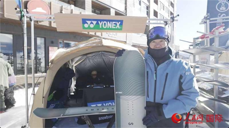 大塚幸博向記者展示滑雪板。人民網(wǎng)記者 袁蒙攝