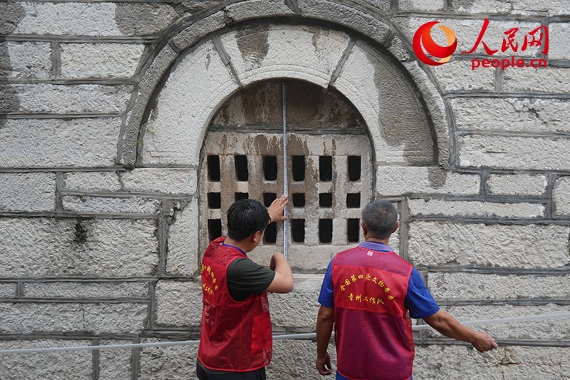 9月14日，山東青州，文物普查隊(duì)員正在實(shí)地調(diào)查。人民網(wǎng)記者 韋衍行攝