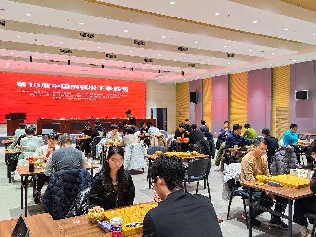 棋手在比賽中。人民網(wǎng)記者 李乃妍攝