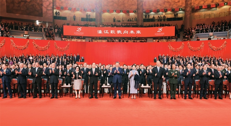 2024年12月19日晚，慶祝澳門回歸祖國25周年文藝晚會在澳門東亞運動會體育館舉行。中共中央總書記、國家主席、中央軍委主席習(xí)近平觀看演出。晚會最后，習(xí)近平同全場觀眾一起高唱《歌唱祖國》。 新華社記者 丁林/攝