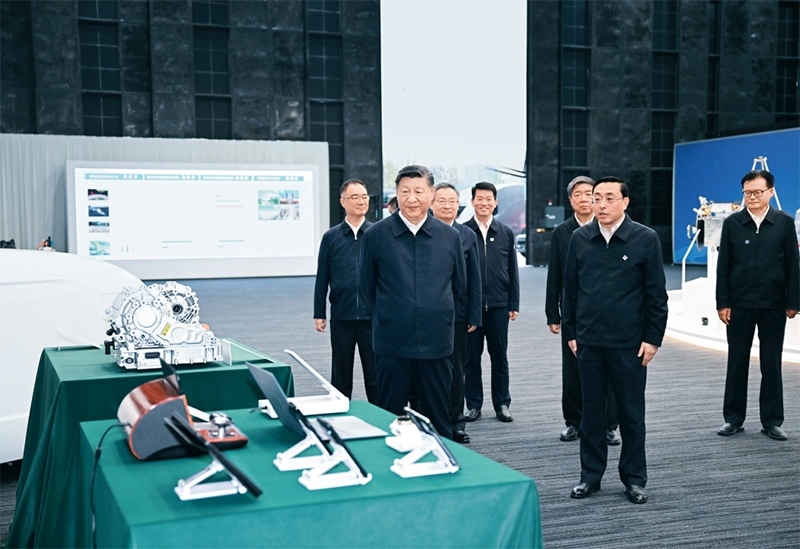 2024年10月17日至18日，中共中央總書記、國家主席、中央軍委主席習(xí)近平在安徽考察。這是17日下午，習(xí)近平在合肥濱湖科學(xué)城察看安徽省重大科技創(chuàng)新成果集中展示。 新華社記者 謝環(huán)馳/攝