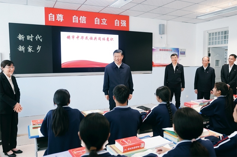 2024年6月18日至19日，中共中央總書記、國家主席、中央軍委主席習(xí)近平在青?？疾?。這是18日下午，習(xí)近平在果洛西寧民族中學(xué)高一（1）班觀摩“新時代、新家鄉(xiāng)”主題思政課。 新華社記者 鞠鵬/攝