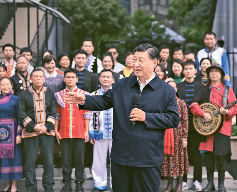 2023年12月14日至15日，中共中央總書記、國家主席、中央軍委主席習(xí)近平在廣西考察。這是14日上午，習(xí)近平在南寧市良慶區(qū)蟠龍社區(qū)考察時，同社區(qū)各族群眾親切交流。 新華社記者 燕雁/攝