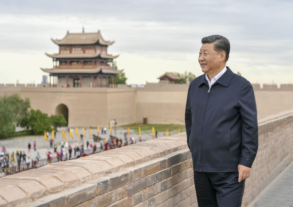 2019年8月20日上午，習(xí)近平總書記來到嘉峪關(guān)關(guān)城，登上城樓察看關(guān)城整體面貌，聽取河西走廊長城、關(guān)隘歷史文化情況介紹。新華社記者 謝環(huán)馳 攝