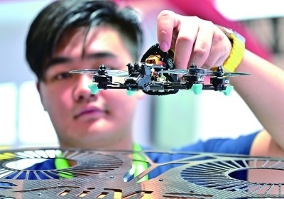 在首屆晉江科技成果轉(zhuǎn)化對接洽談會智能裝備展位，工作人員在展示無人機(jī)研究成果。新華社發(fā)