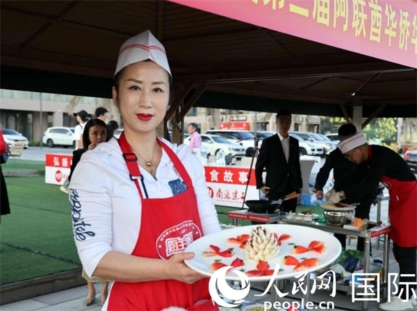 一名參賽選手展示冷盤“荷塘月色”。人民網(wǎng)記者 管克江攝