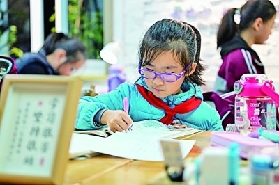 在河南洛陽市澗西區(qū)長安路街道長安路二社區(qū)共享自習室內，孩子們在學習。李衛(wèi)超攝/光明圖片