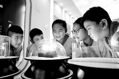江西省南昌市青云客航天科創(chuàng)空間青少年科普館，孩子們在觀察光壓傳動試驗。鮑贛生攝/光明圖片