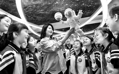 河北省邯鄲市邯山區(qū)實驗小學老師向?qū)W生們介紹航空航天知識。郝群英攝/光明圖片