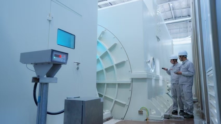 工作人員檢查300兆瓦壓氣儲能示范工程發(fā)電機(jī)。受訪者供圖