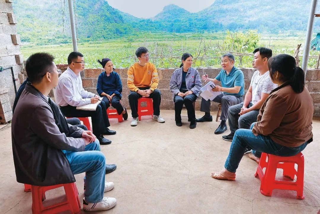 △法學(xué)會(huì)法律咨詢專家等入戶走訪、調(diào)解糾紛。