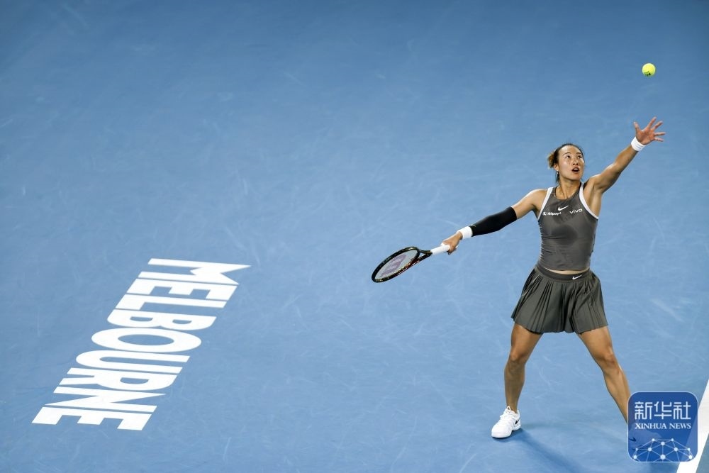 ↑鄭欽文在比賽中發(fā)球。新華社記者 馬平 攝