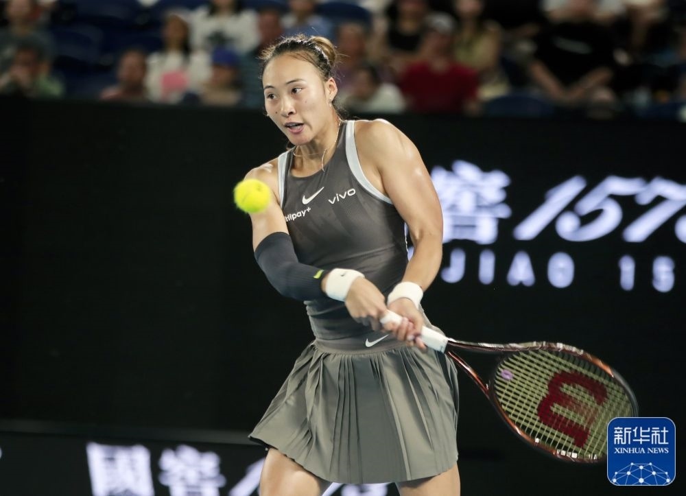 ↑鄭欽文在比賽中回球。新華社記者 馬平 攝