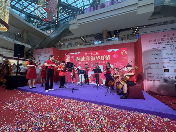 來自中國(guó)和新加坡的藝術(shù)團(tuán)體聯(lián)袂表演了歌舞、器樂、武術(shù)、雜技等多種形式的文藝節(jié)目?；顒?dòng)主辦方供圖