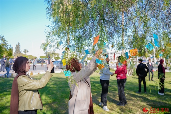 學(xué)生們踴躍參與中國(guó)文化體驗(yàn)活動(dòng)。人民網(wǎng) 塔里克·易卜拉欣攝