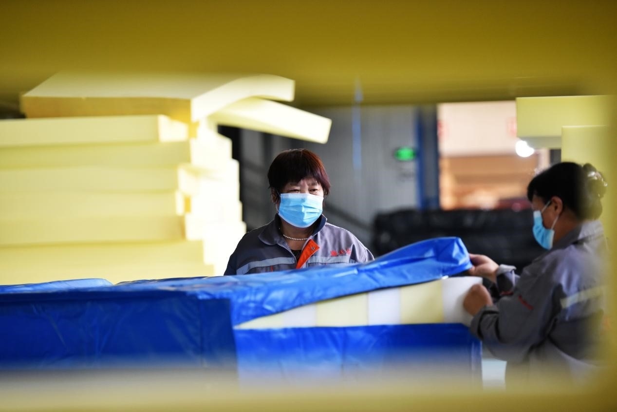 定州市某公司生產(chǎn)的短道速滑防護墊、速度滑冰防護墊、雪上防護墊等產(chǎn)品。白永民攝